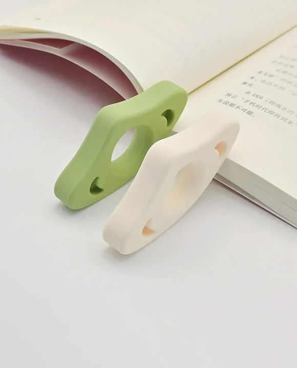 한 손엔 책<br>한 손엔 커피