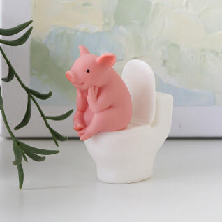 변기에 앉은 로또생각에 행복한 돼지 미니어처