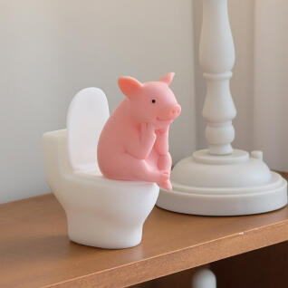 변기에 앉은 로또생각에 행복한 돼지 미니어처