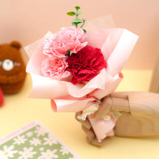 사랑을 담은 카네이션 꽃다발 만들기