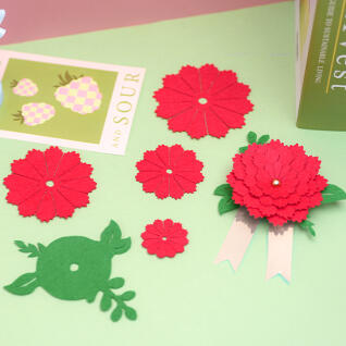 반짝이는 마음 담은 펠트 카네이션 브로치